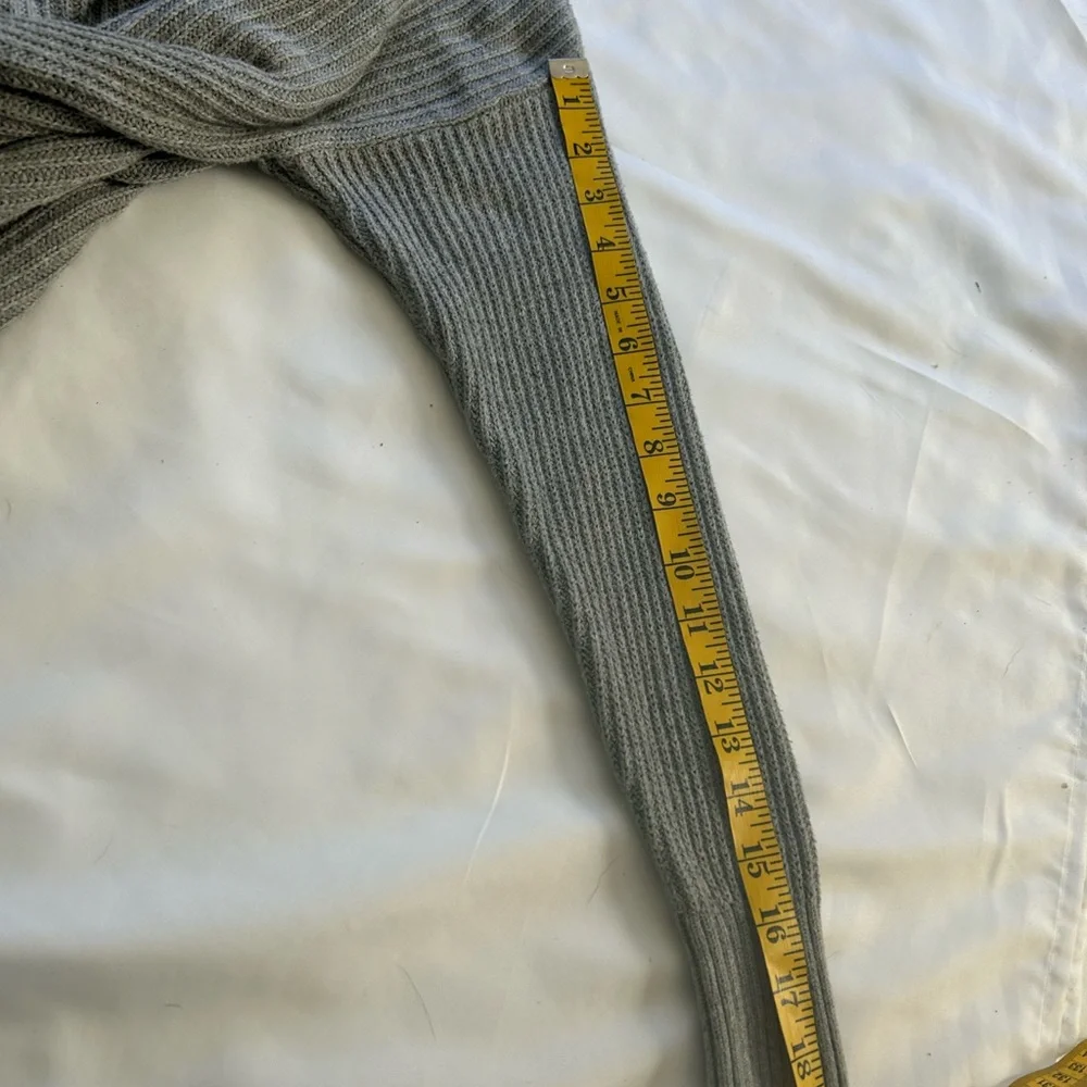 Hollister XS grey cropped knit sweater. Slouchy cut, dropped shoulder. Very nice
